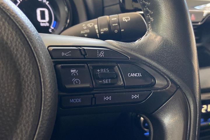 Blå Toyota Yaris fra 2021