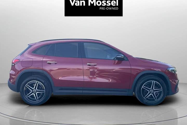 Rød Mercedes EQA 250 fra 2025