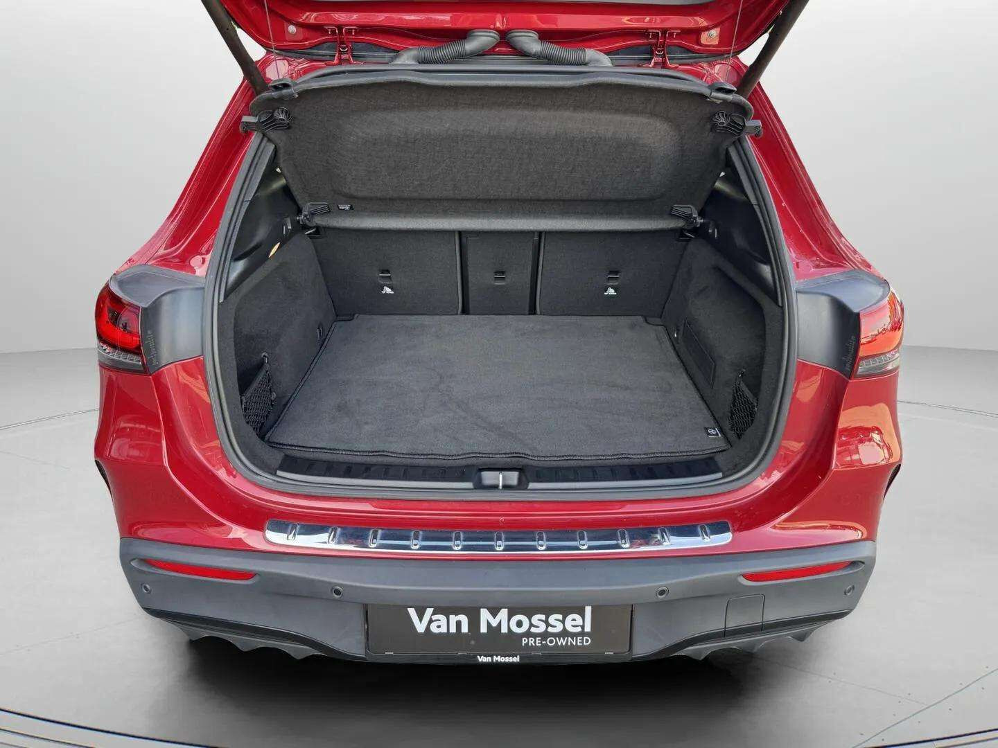 Rød Mercedes EQA 250 fra 2025