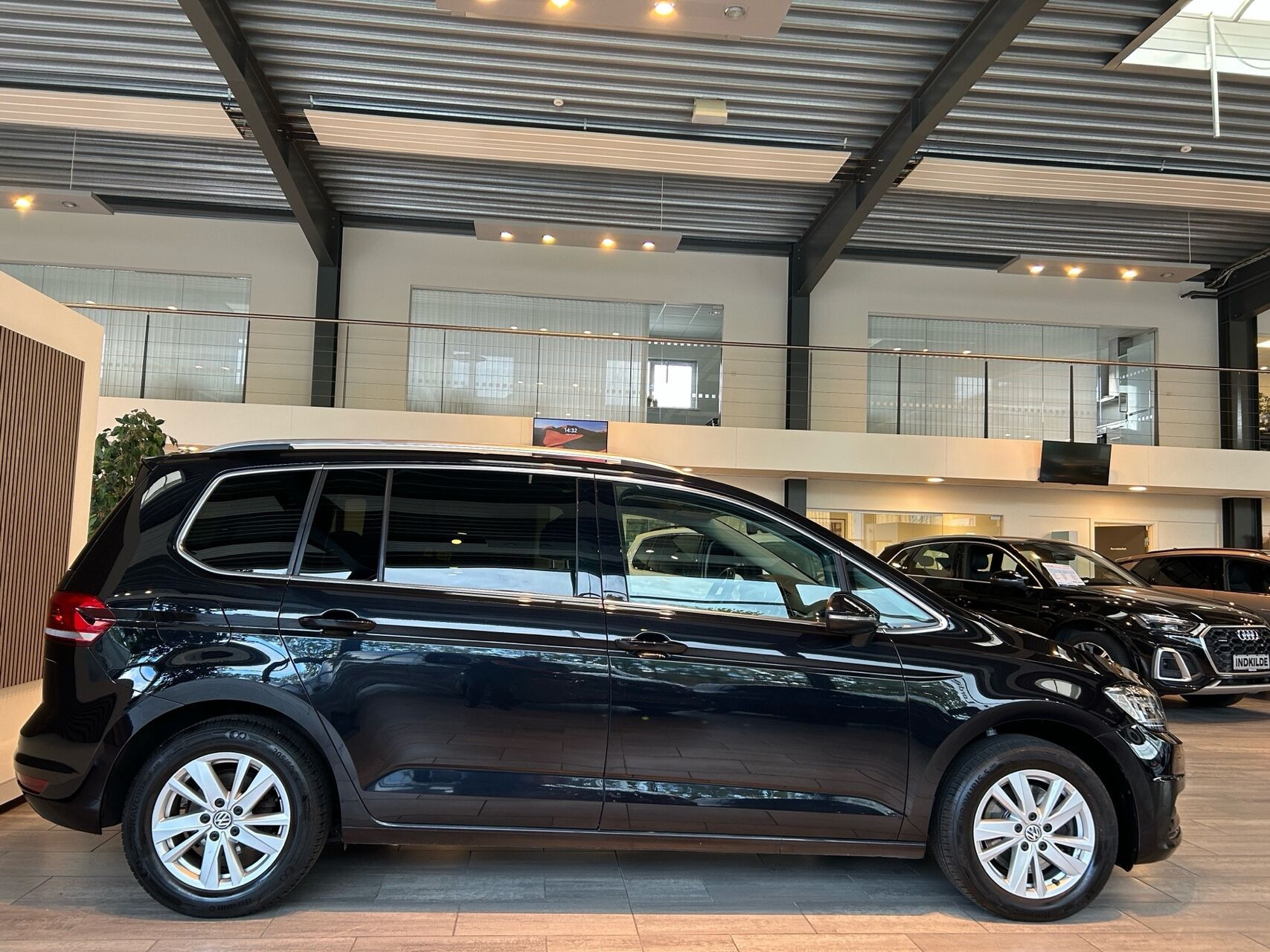 Sort VW Touran fra 2019