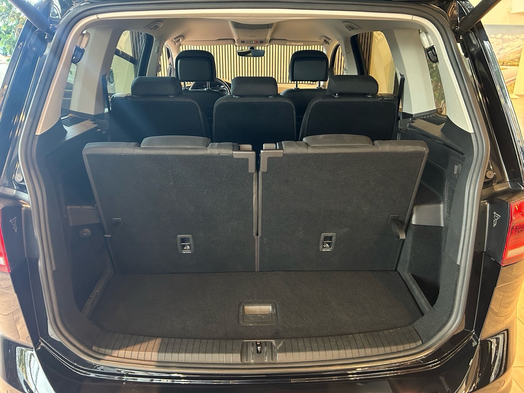 Sort VW Touran fra 2019