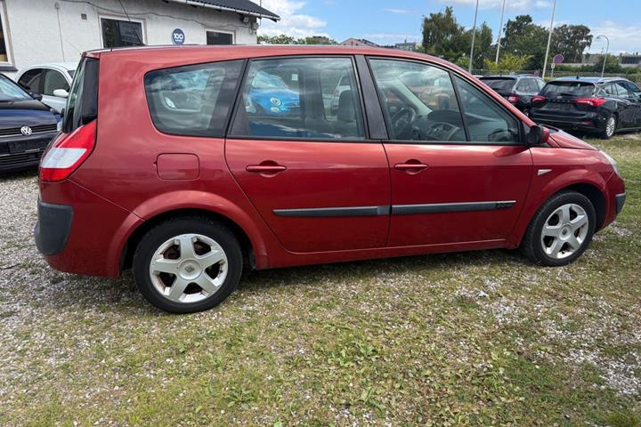 Rød Renault Grand Scenic I fra 2006
