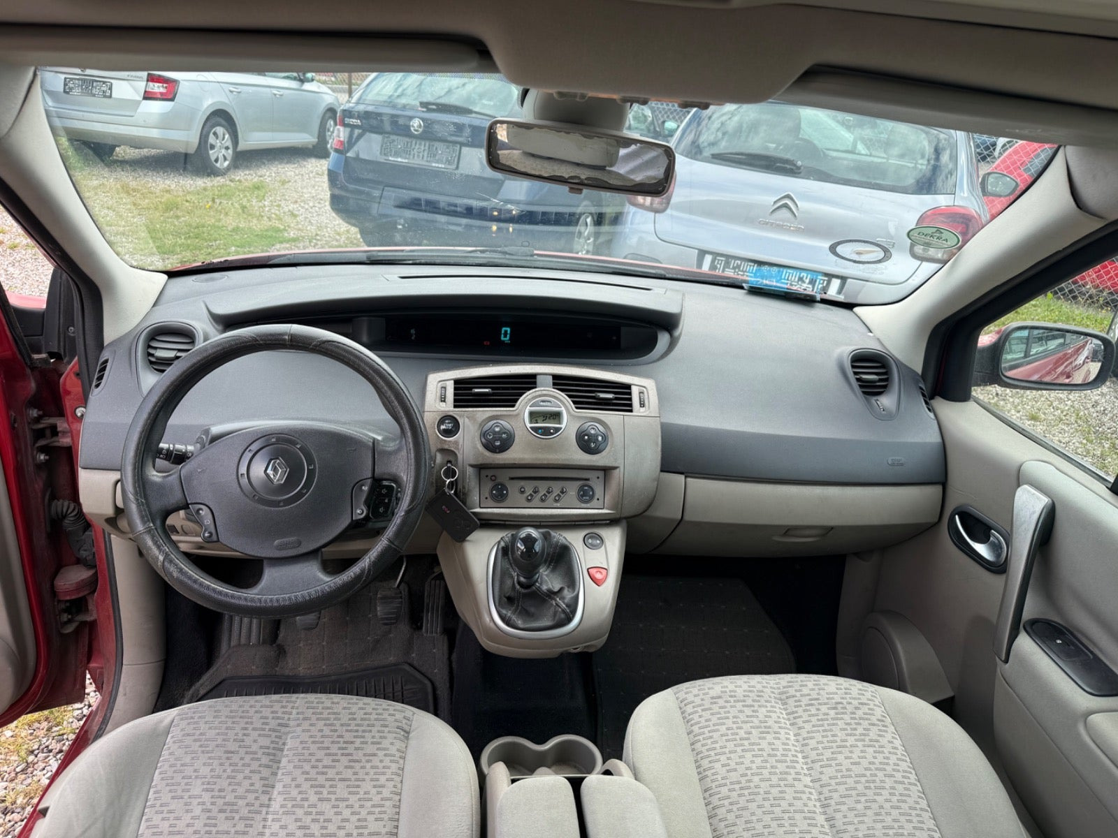 Rød Renault Grand Scenic I fra 2006 set indefra