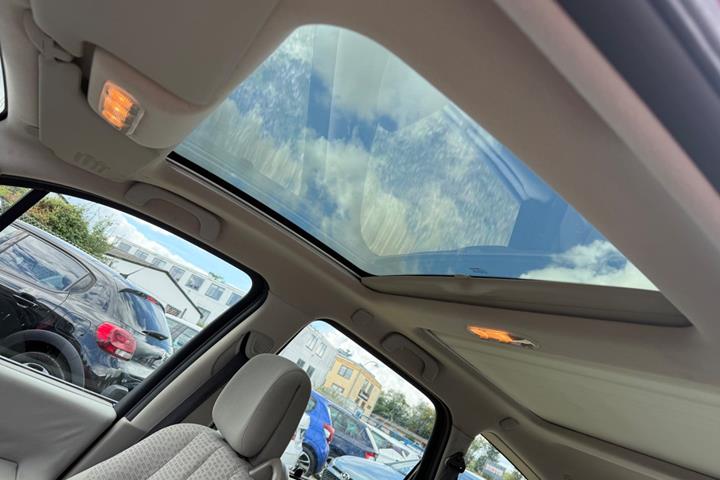Rød Renault Grand Scenic I fra 2006
