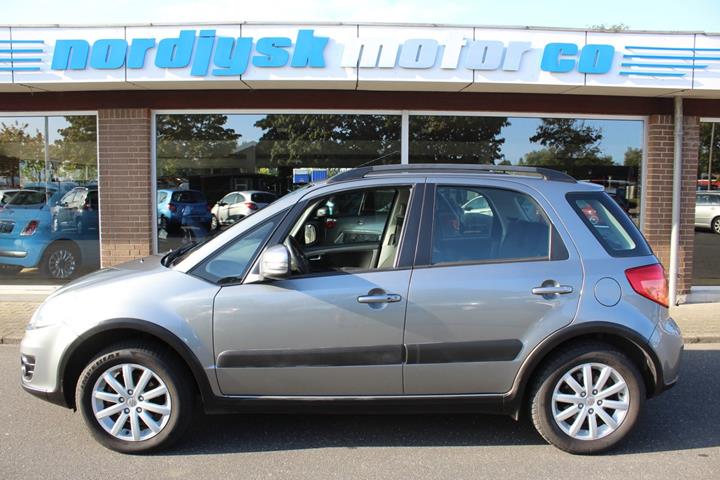 Grå Suzuki SX4 fra 2012