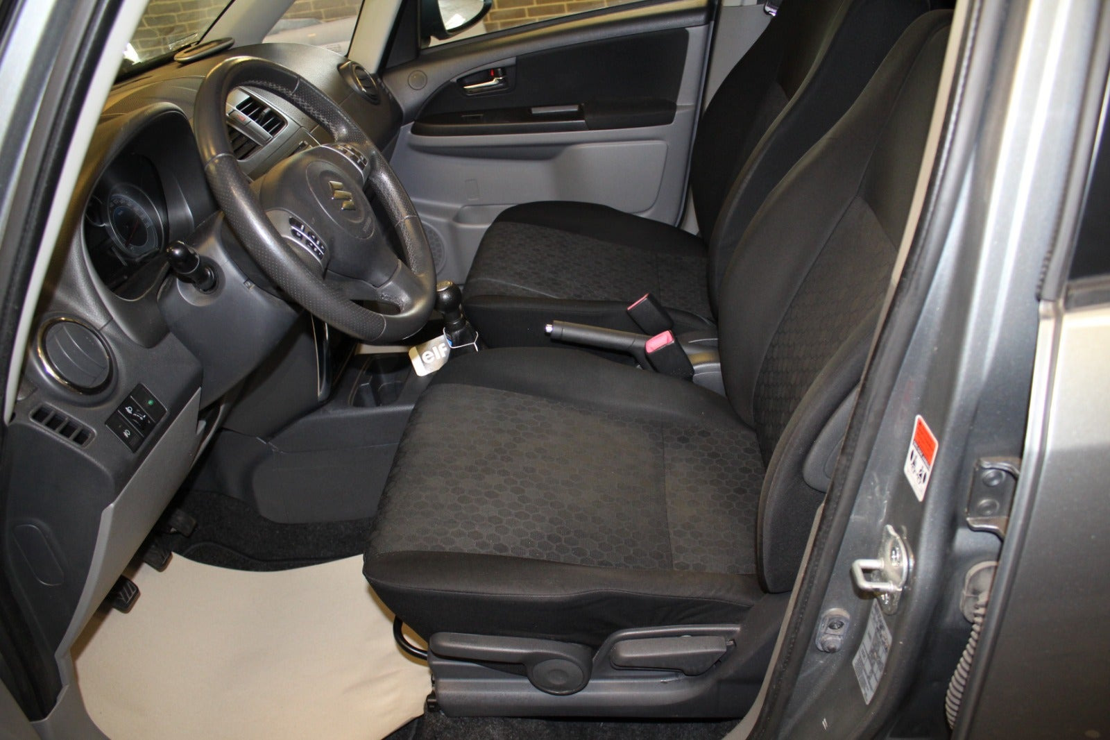 Grå Suzuki SX4 fra 2012