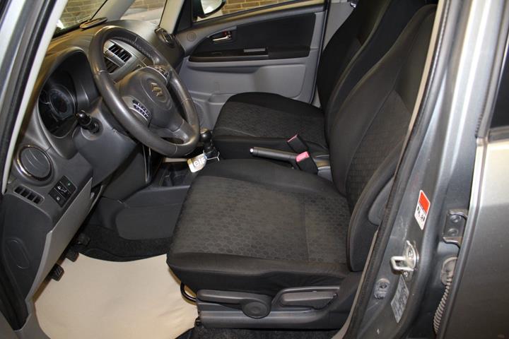 Grå Suzuki SX4 fra 2012