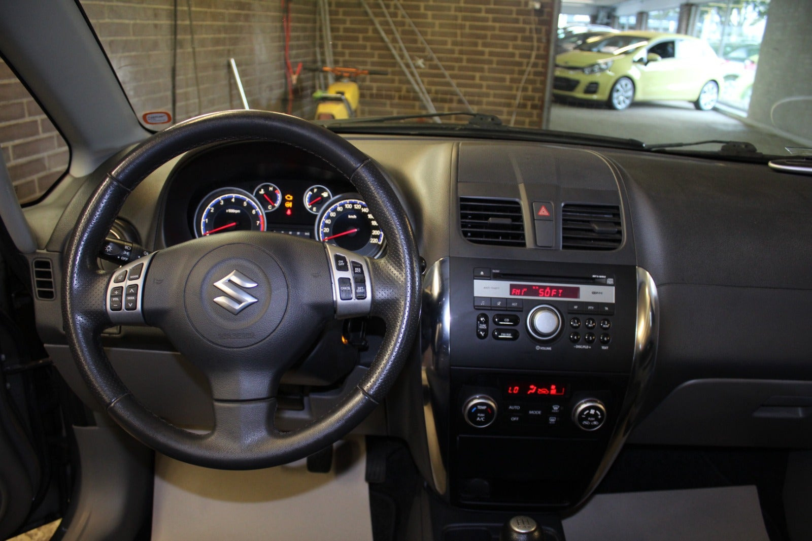 Grå Suzuki SX4 fra 2012