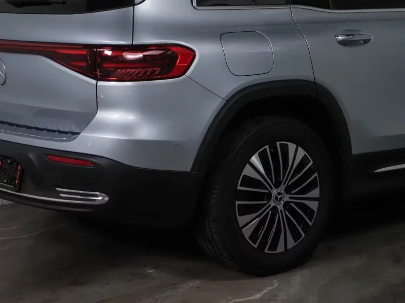 Grå Mercedes EQB250+ fra 2025