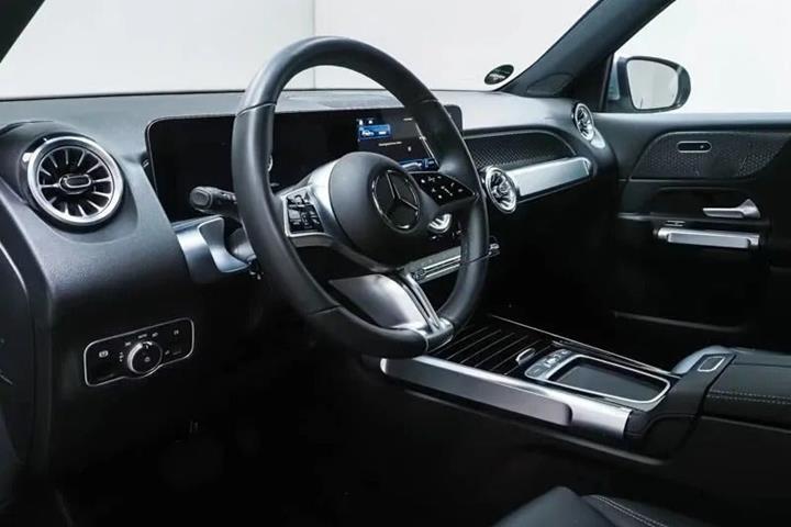 Grå Mercedes EQB250+ fra 2025