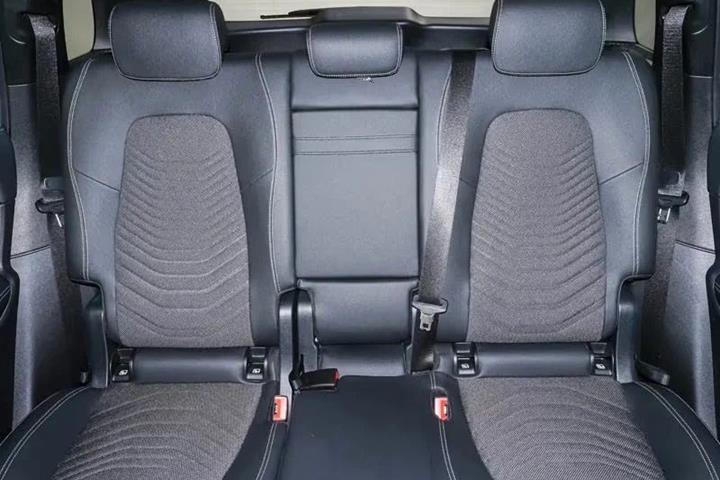 Grå Mercedes EQB250+ fra 2025