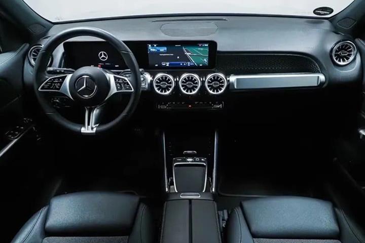 Grå Mercedes EQB250+ fra 2025