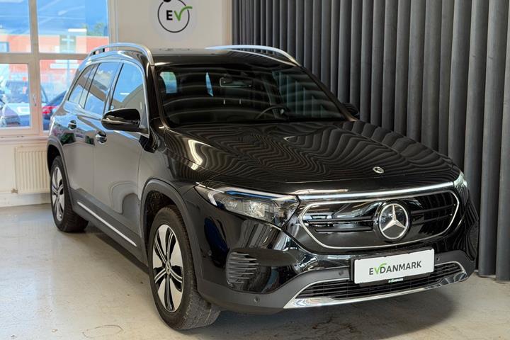 Sort Mercedes EQB250 fra 2023 set udefra