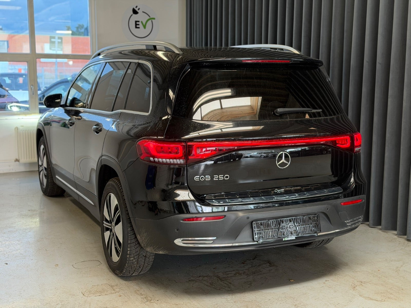 Sort Mercedes EQB250 fra 2023