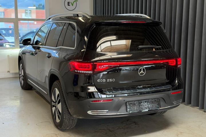 Sort Mercedes EQB250 fra 2023