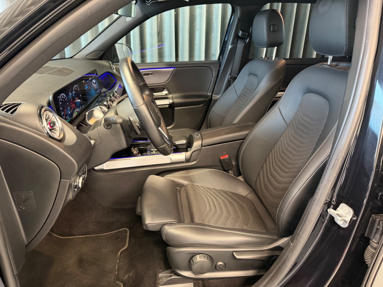 Sort Mercedes EQB250 fra 2023