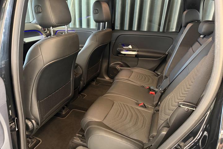 Sort Mercedes EQB250 fra 2023