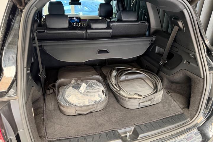 Sort Mercedes EQB250 fra 2023