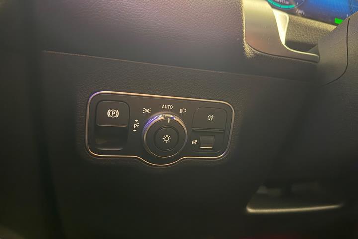 Sort Mercedes EQB250 fra 2023