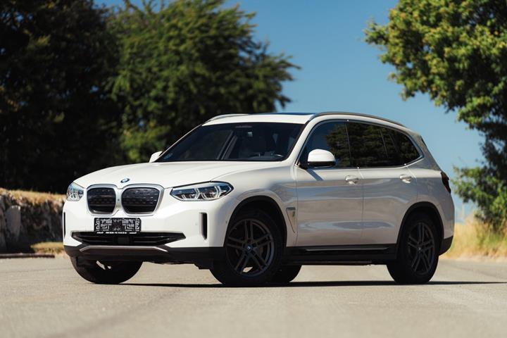 Hvid BMW iX3 fra 2021
