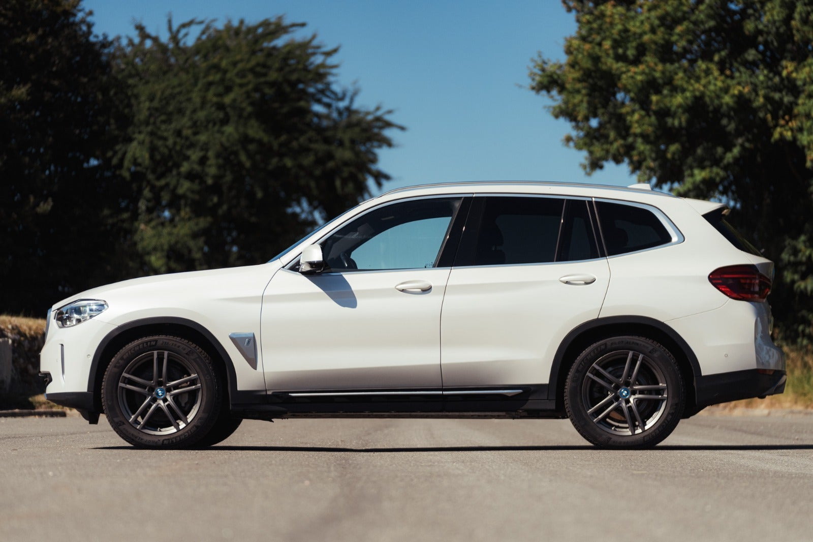 Hvid BMW iX3 fra 2021