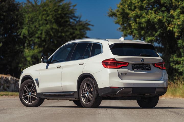 Hvid BMW iX3 fra 2021