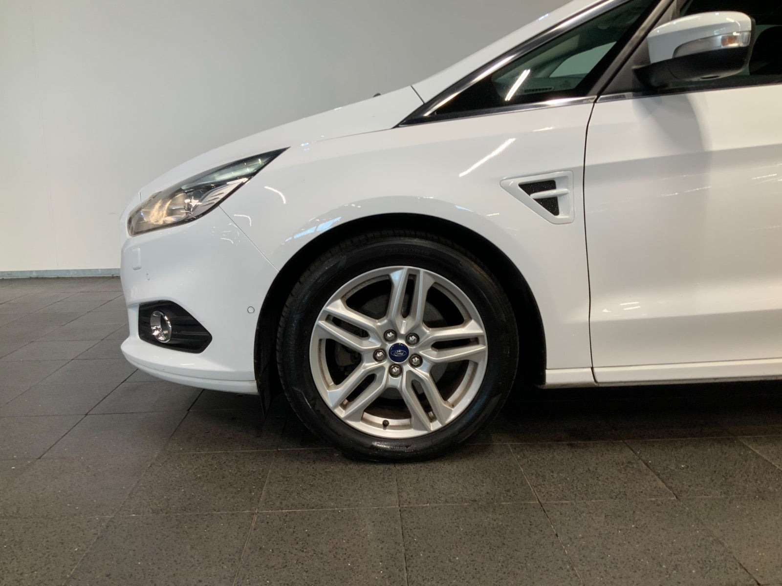 Hvid Ford S-MAX fra 2018