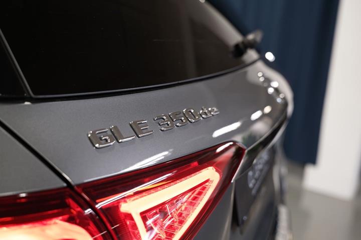 Grå Mercedes GLE350 de fra 2022