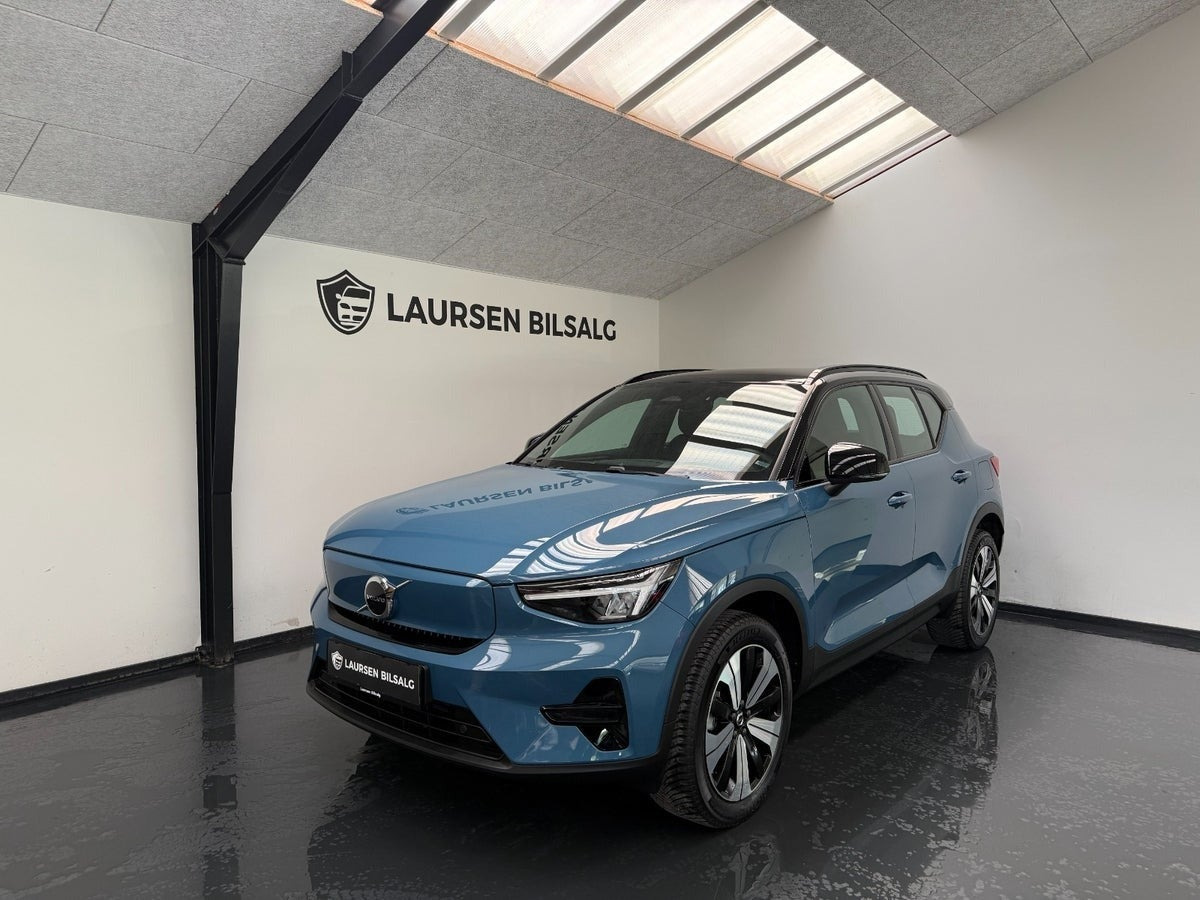 Blå Volvo XC40 fra 2023
