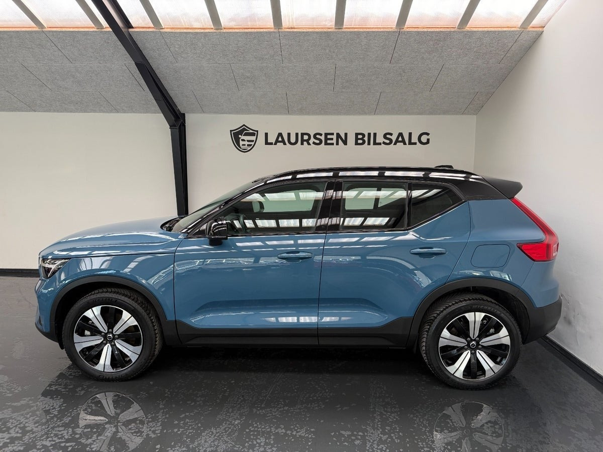 Blå Volvo XC40 fra 2023