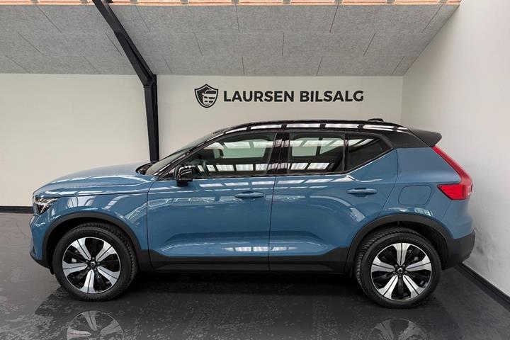 Blå Volvo XC40 fra 2023