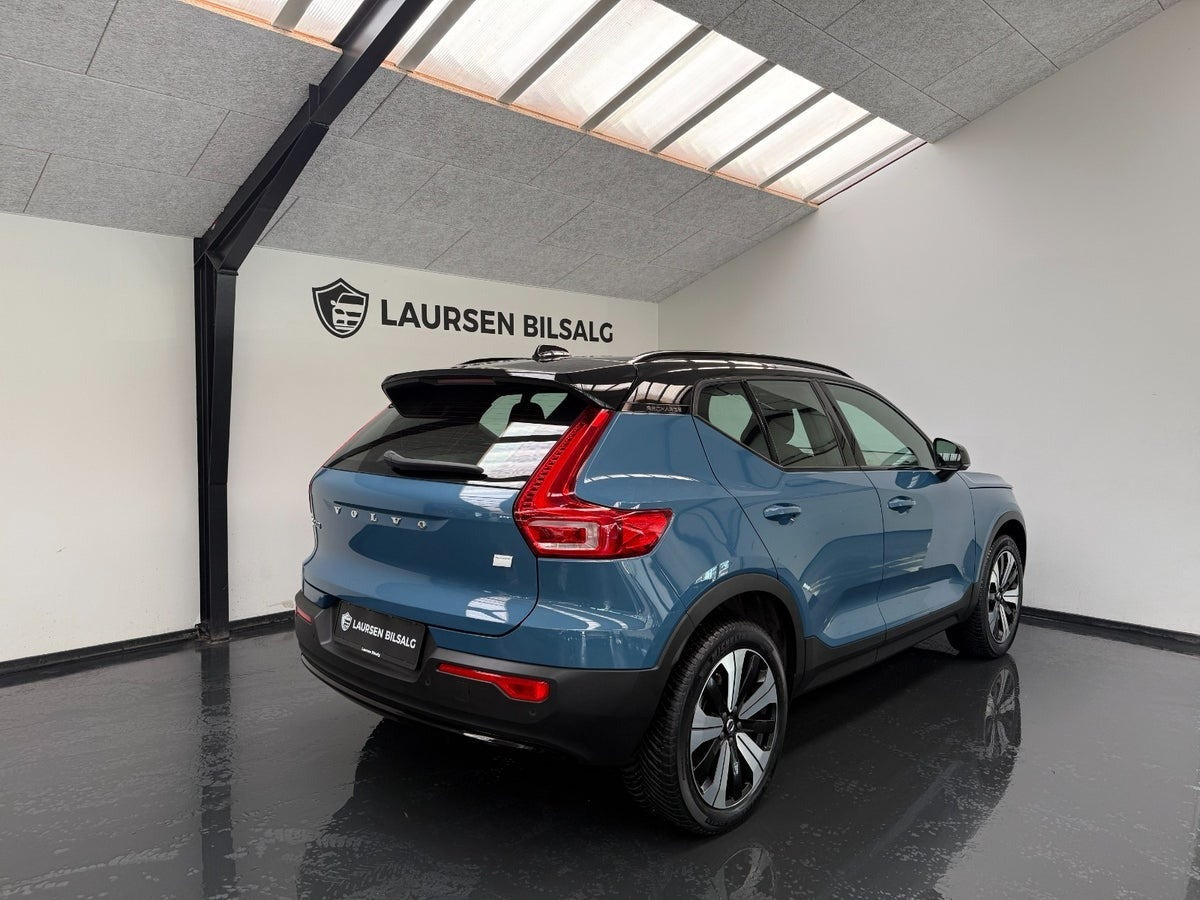 Blå Volvo XC40 fra 2023