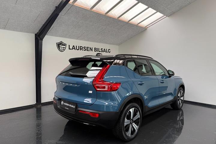 Blå Volvo XC40 fra 2023