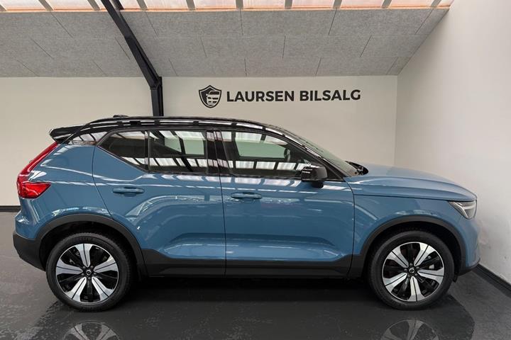 Blå Volvo XC40 fra 2023