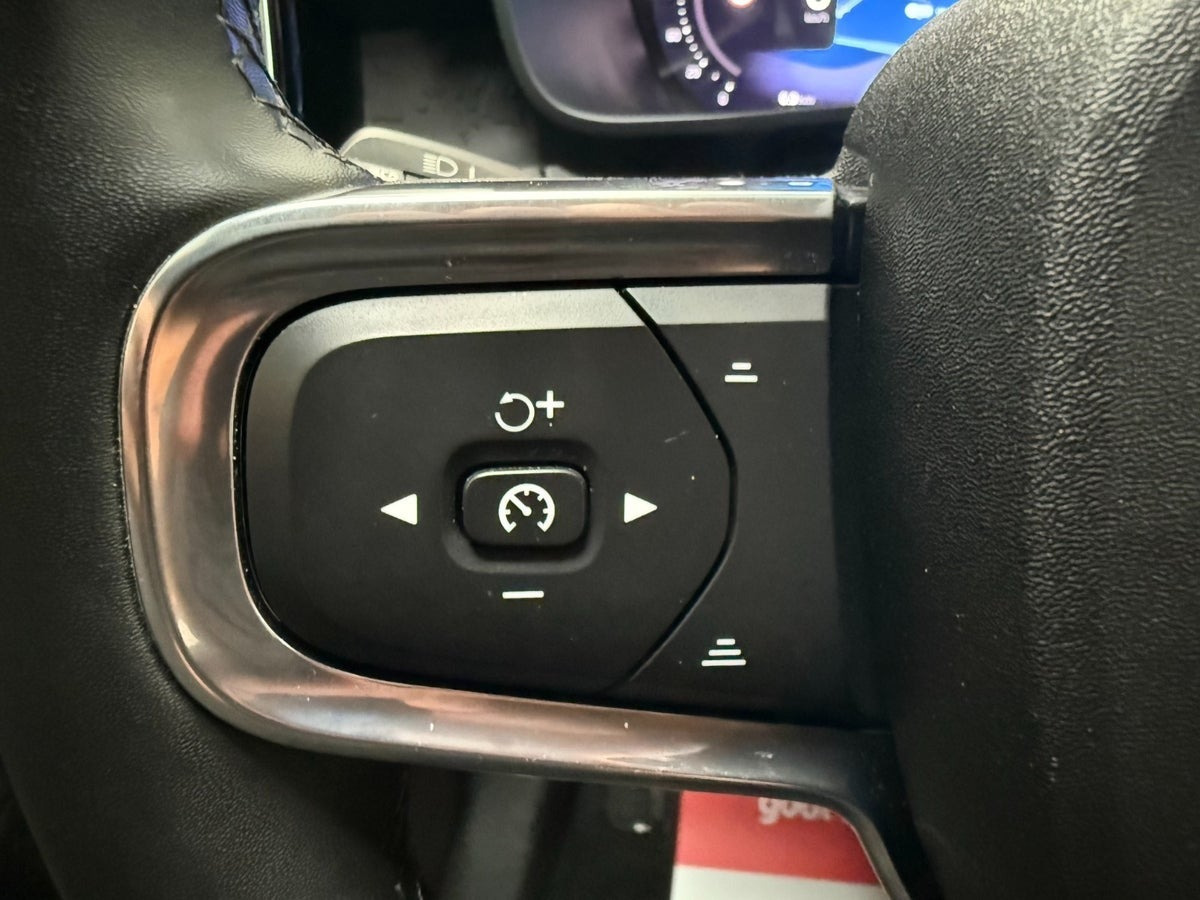 Blå Volvo XC40 fra 2023