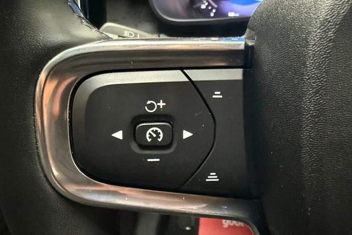 Blå Volvo XC40 fra 2023