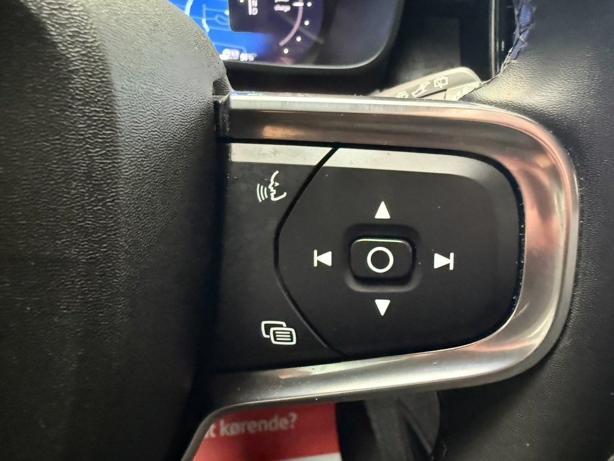 Blå Volvo XC40 fra 2023