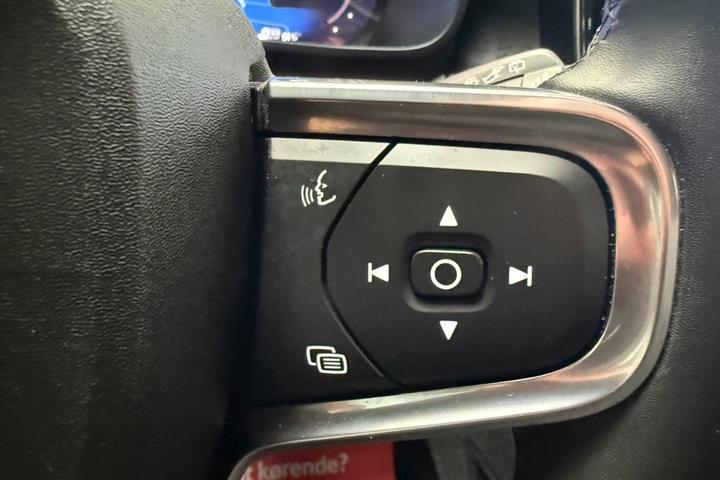 Blå Volvo XC40 fra 2023
