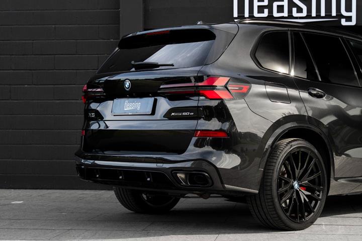 Sort BMW X5 fra 2023