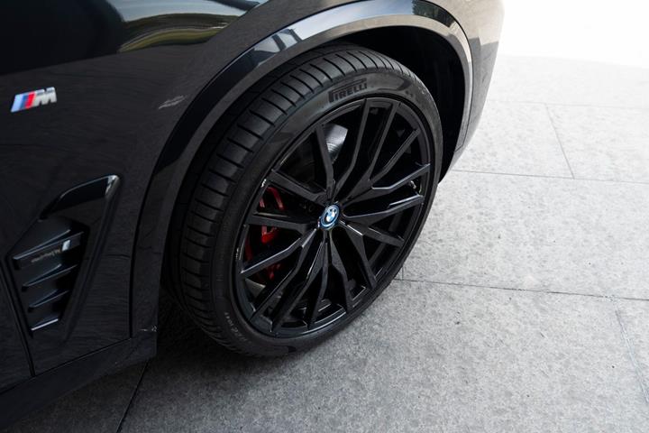Sort BMW X5 fra 2023