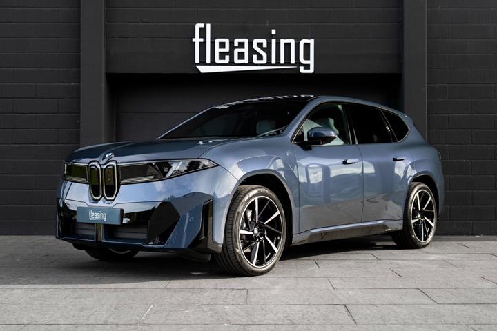 Blå BMW iX3 fra 2026 set udefra