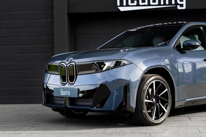 Blå BMW iX3 fra 2026