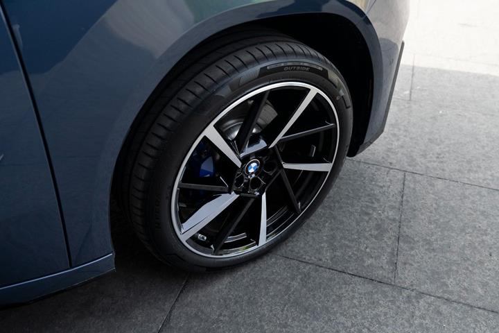 Blå BMW iX3 fra 2026