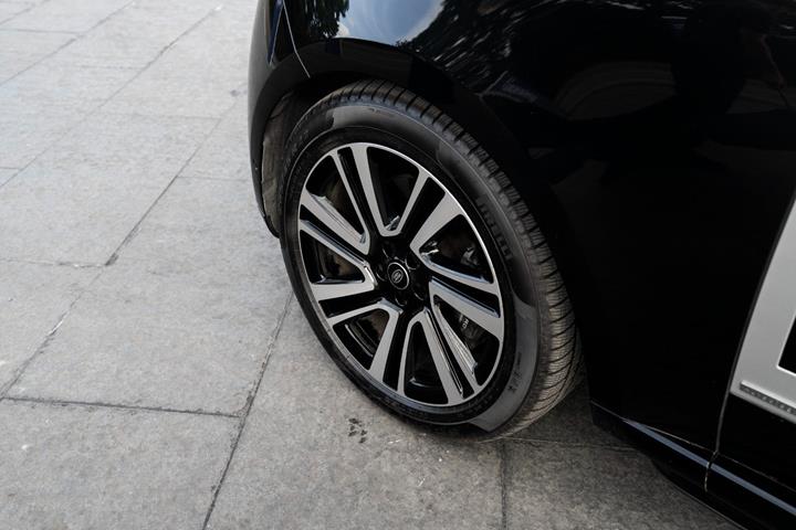Sort Land Rover Range Rover fra 2023