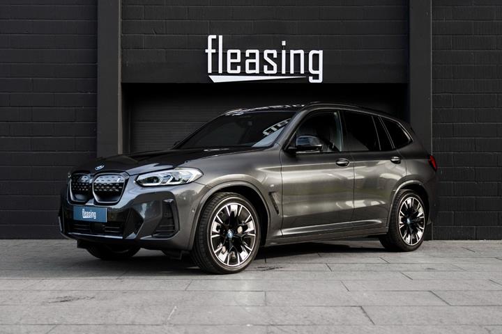 Grå BMW iX3 fra 2022 set udefra