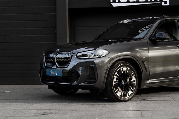 Grå BMW iX3 fra 2022