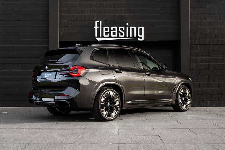 Grå BMW iX3 fra 2022