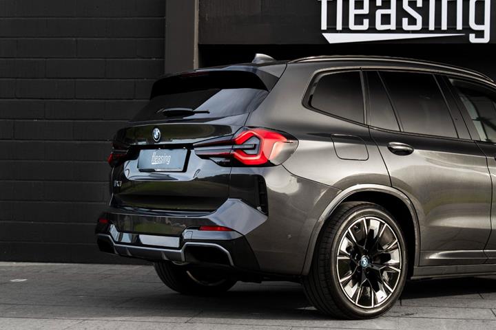 Grå BMW iX3 fra 2022