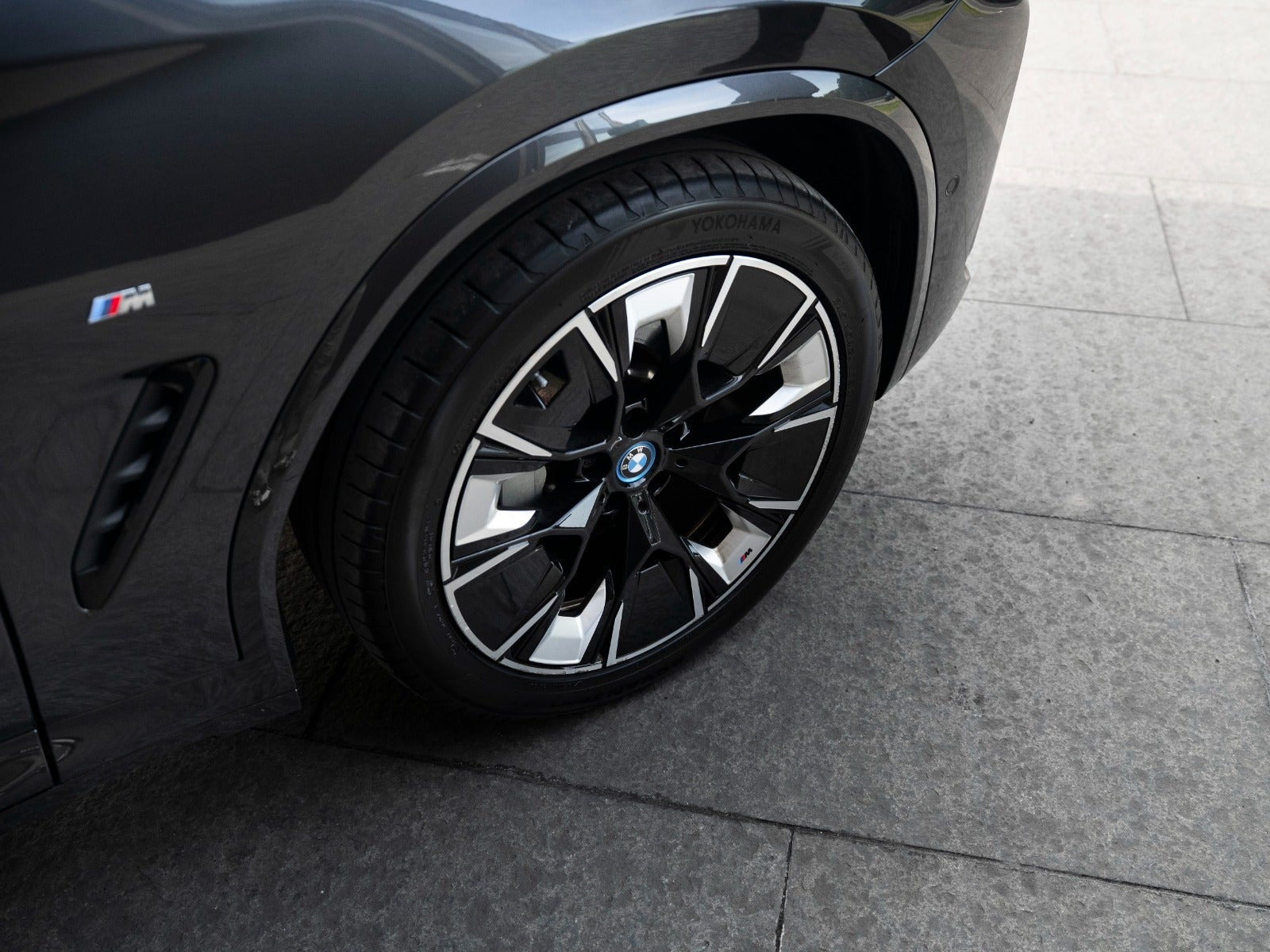 Grå BMW iX3 fra 2022