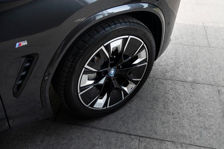 Grå BMW iX3 fra 2022